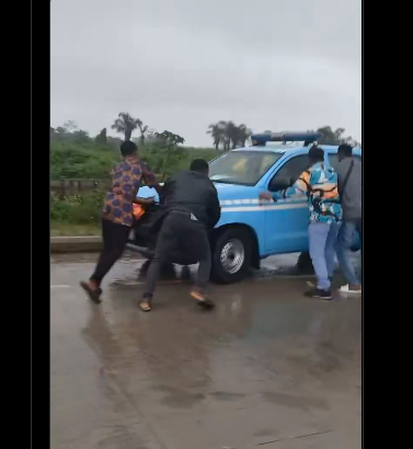 BREAKING: Chaos On Asaba-Ogwashi-Ukwu Highway As Passengers Clash Professionally With FRSC Patrol Team