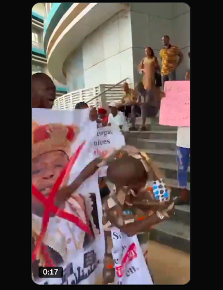 Tension In Enugu As Obeagu Ugwuaji Indigenes Demand Resignation Of Igwe Over Alleged Land Grabbing, EFCC Witch-Hunt