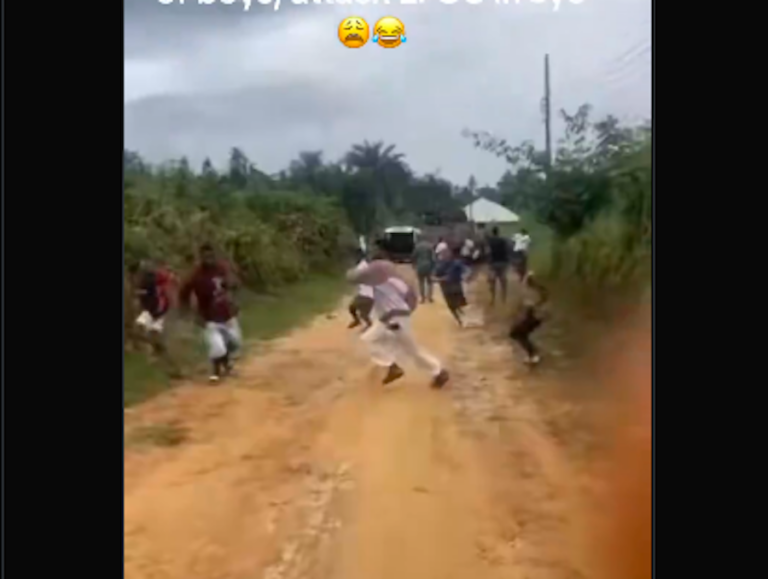 DRAMA IN EKET: Man Confronts Armed EFCC Operatives in Viral Standoff in Akwa Ibom